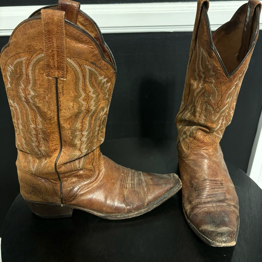 Brown Western Boots with Decorative Stitching and Stacked Heel